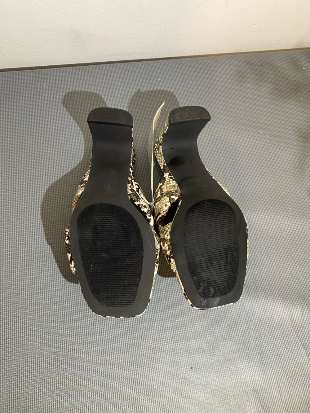 Amazon Essentials Snake-Print Crisscross Slide Mules - Black, Cream - Picture 6 of 6
